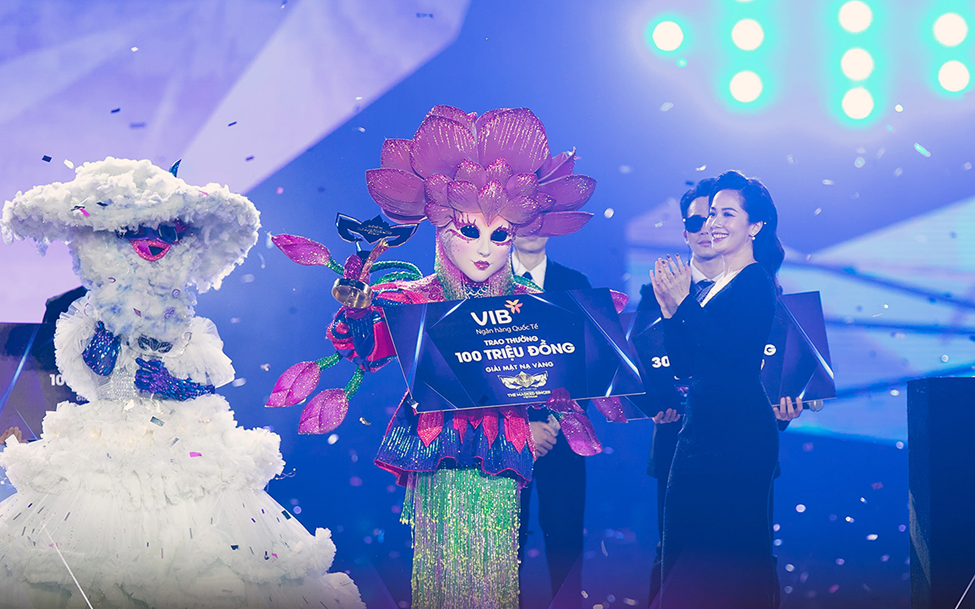 Đại diện VIB trao giải Mặt nạ vàng cho ca sĩ Ngọc Mai - quán quân The Masked Singer Vietnam 2022