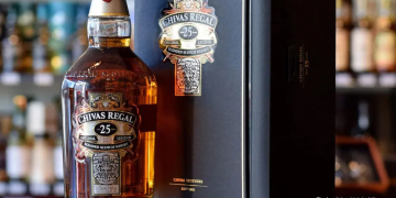 Rượu whisky Chivas 25 là món quà sang trọng mà bạn nên lựa chọn để dành tặng cho đối tác
