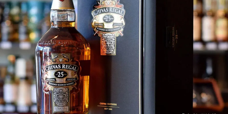 Rượu whisky Chivas 25 là món quà sang trọng mà bạn nên lựa chọn để dành tặng cho đối tác
